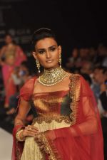 Model walks the ramp for Saboo Fine Jewels Show at IIJW Day 4 on 22nd Aug 2012 (96).JPG