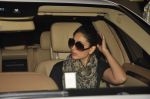 Kareena Kapoor return from Paris on 23rd Aug 2012 (41).JPG