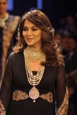 Madhuri Dixit walks the ramp for PC Jeweller Show at IIJW Day 5 Grand Finale on 23rd Aug 2012 (132).JPG