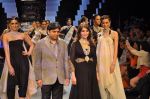 Madhuri Dixit walks the ramp for PC Jeweller Show at IIJW Day 5 Grand Finale on 23rd Aug 2012 (134).JPG