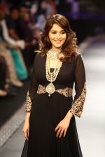 Madhuri Dixit walks the ramp for PC Jeweller Show at IIJW Day 5 Grand Finale on 23rd Aug 2012 (2).JPG