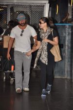 Saif Ali Khan,Kareena Kapoor return from Paris on 23rd Aug 2012 (26).JPG