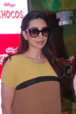 Karisma Kapoor plays with kids at Kellogs chocos augmented reality game on 24th Aug 2012 (116).JPG