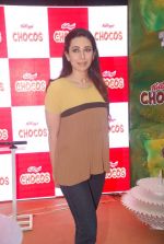 Karisma Kapoor plays with kids at Kellogs chocos augmented reality game on 24th Aug 2012 (135).JPG