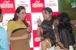 Karisma Kapoor plays with kids at Kellogs chocos augmented reality game on 24th Aug 2012 (144).JPG