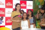 Karisma Kapoor plays with kids at Kellogs chocos augmented reality game on 24th Aug 2012 (149).JPG
