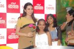 Karisma Kapoor plays with kids at Kellogs chocos augmented reality game on 24th Aug 2012 (150).JPG