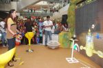Karisma Kapoor plays with kids at Kellogs chocos augmented reality game on 24th Aug 2012 (23).JPG