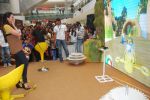 Karisma Kapoor plays with kids at Kellogs chocos augmented reality game on 24th Aug 2012 (31).JPG