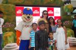 Karisma Kapoor plays with kids at Kellogs chocos augmented reality game on 24th Aug 2012 (46).JPG