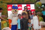 Karisma Kapoor plays with kids at Kellogs chocos augmented reality game on 24th Aug 2012 (48).JPG