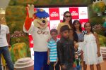 Karisma Kapoor plays with kids at Kellogs chocos augmented reality game on 24th Aug 2012 (52).JPG