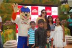 Karisma Kapoor plays with kids at Kellogs chocos augmented reality game on 24th Aug 2012 (55).JPG
