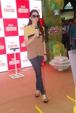 Karisma Kapoor plays with kids at Kellogs chocos augmented reality game on 24th Aug 2012 (63).JPG