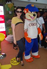 Karisma Kapoor plays with kids at Kellogs chocos augmented reality game on 24th Aug 2012 (87).JPG