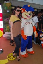 Karisma Kapoor plays with kids at Kellogs chocos augmented reality game on 24th Aug 2012 (89).JPG