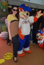 Karisma Kapoor plays with kids at Kellogs chocos augmented reality game on 24th Aug 2012 (93).JPG
