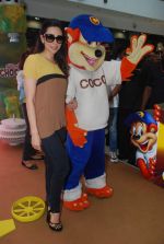 Karisma Kapoor plays with kids at Kellogs chocos augmented reality game on 24th Aug 2012 (94).JPG