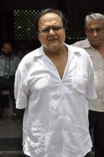 Rakesh Bedi at AK Hangal_s funeral in Juhu, Mumbai on 26th Aug 2012 (20).JPG