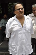 Rakesh Bedi at AK Hangal_s funeral in Juhu, Mumbai on 26th Aug 2012 (23).JPG