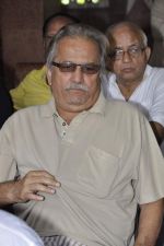 at AK Hangal_s funeral in Juhu, Mumbai on 26th Aug 2012 (43).JPG
