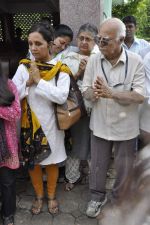 at AK Hangal_s funeral in Juhu, Mumbai on 26th Aug 2012 (52).JPG
