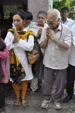 at AK Hangal_s funeral in Juhu, Mumbai on 26th Aug 2012 (53).JPG