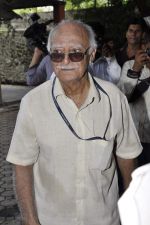 at AK Hangal_s funeral in Juhu, Mumbai on 26th Aug 2012 (71).JPG