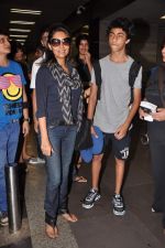 Gauri Khan takes son to London for further studies on 28th Aug 2012 (5).JPG