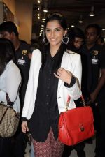 Sonam Kapoor snapped at Infinity Mall in Andheri, Mumbai on 28th Aug 2012 (10).JPG