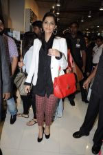 Sonam Kapoor snapped at Infinity Mall in Andheri, Mumbai on 28th Aug 2012 (3).JPG