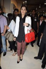 Sonam Kapoor snapped at Infinity Mall in Andheri, Mumbai on 28th Aug 2012 (4).JPG