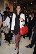 Sonam Kapoor snapped at Infinity Mall in Andheri, Mumbai on 28th Aug 2012 (8).JPG