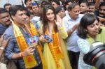 Kareena Kapoor, Madhur Bhandarkar at Heroine Music launch in Siddhivinayak Temple, Mumbai on 30th Aug 2012 (18).JPG