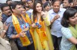 Kareena Kapoor, Madhur Bhandarkar at Heroine Music launch in Siddhivinayak Temple, Mumbai on 30th Aug 2012 (19).JPG