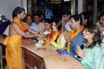 Kareena Kapoor, Madhur Bhandarkar at Heroine Music launch in Siddhivinayak Temple, Mumbai on 30th Aug 2012 (41).JPG