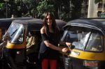 Bipasha Basu promotes Raaz 3 on a traffic signal by distributing lemon to wade away evil spirits in Mumbai on 1st Sept 2012 (19).JPG