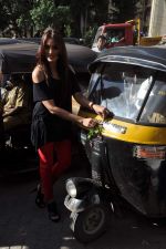 Bipasha Basu promotes Raaz 3 on a traffic signal by distributing lemon to wade away evil spirits in Mumbai on 1st Sept 2012 (20).JPG