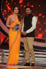 Kareena Kapoor at Indian Idol grand finale in Mumbai on 1st Sept 2012 (35).JPG