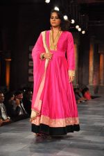 Shahana Goswami walks the ramp for Manish Malhotra Designs at Mijwan Sonnets in Fabric 2012 in Grand Hyatt, Mumbai on 3rd Sept 2012 (69).JPG