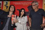 Ekta Kapoor, Sudhir Mishra, Piyush Jha at Piyush Jha_s Mumbaistan book in Malad, Mumbai on 6th Sept 2012 (30).JPG