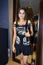 Madhoo Shah at Poonam Soni_s Platinum collection in Breach Candy on 6th Sept 2012 (57).JPG