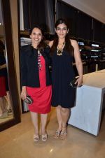 Raveena Tandon at Poonam Soni_s Platinum collection in Breach Candy on 6th Sept 2012 (81).JPG
