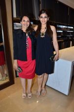 Raveena Tandon at Poonam Soni_s Platinum collection in Breach Candy on 6th Sept 2012 (82).JPG
