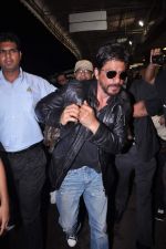 Shahrukh Khan snapped at international airport on 6th Sept 2012 (11).JPG