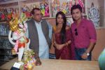 Deepika Samson, Shoaib Ibrahim with Paresh Rawal sells Ganesh idols for the promotion of his film Oh My God on 7th Sept 2012 (67).JPG