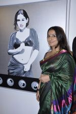 Vidya Balan at Viveek Sharma exhibition in Colaba on 8th Sept 2012 (32).JPG
