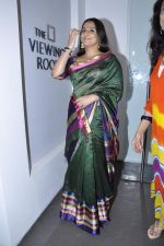 Vidya Balan at Viveek Sharma exhibition in Colaba on 8th Sept 2012 (7).JPG