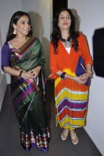 Vidya Balan, Shobha De at Viveek Sharma exhibition in Colaba on 8th Sept 2012 (32).JPG