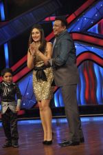 Kareena Kapoor, Mithun Chakraborty on the sets of Zee Dance Ke Superstar in Famous on 10th Sept 2012 (88).JPG